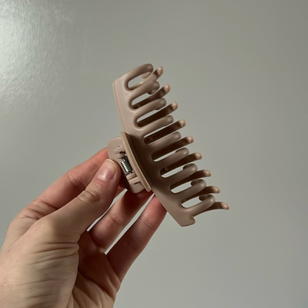 Tan claw clip